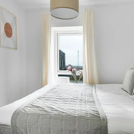 Sanders Arena - Lovely Three-bedroom Close To Metro Station Apartment