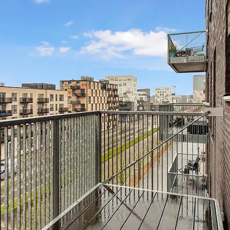 Sanders Arena - Lovely Three-bedroom Close To Metro Station *