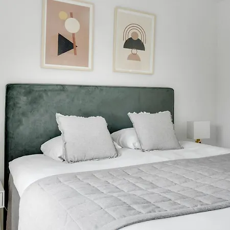 Sanders Arena - Lovely Three-bedroom Close To Metro Station Apartment